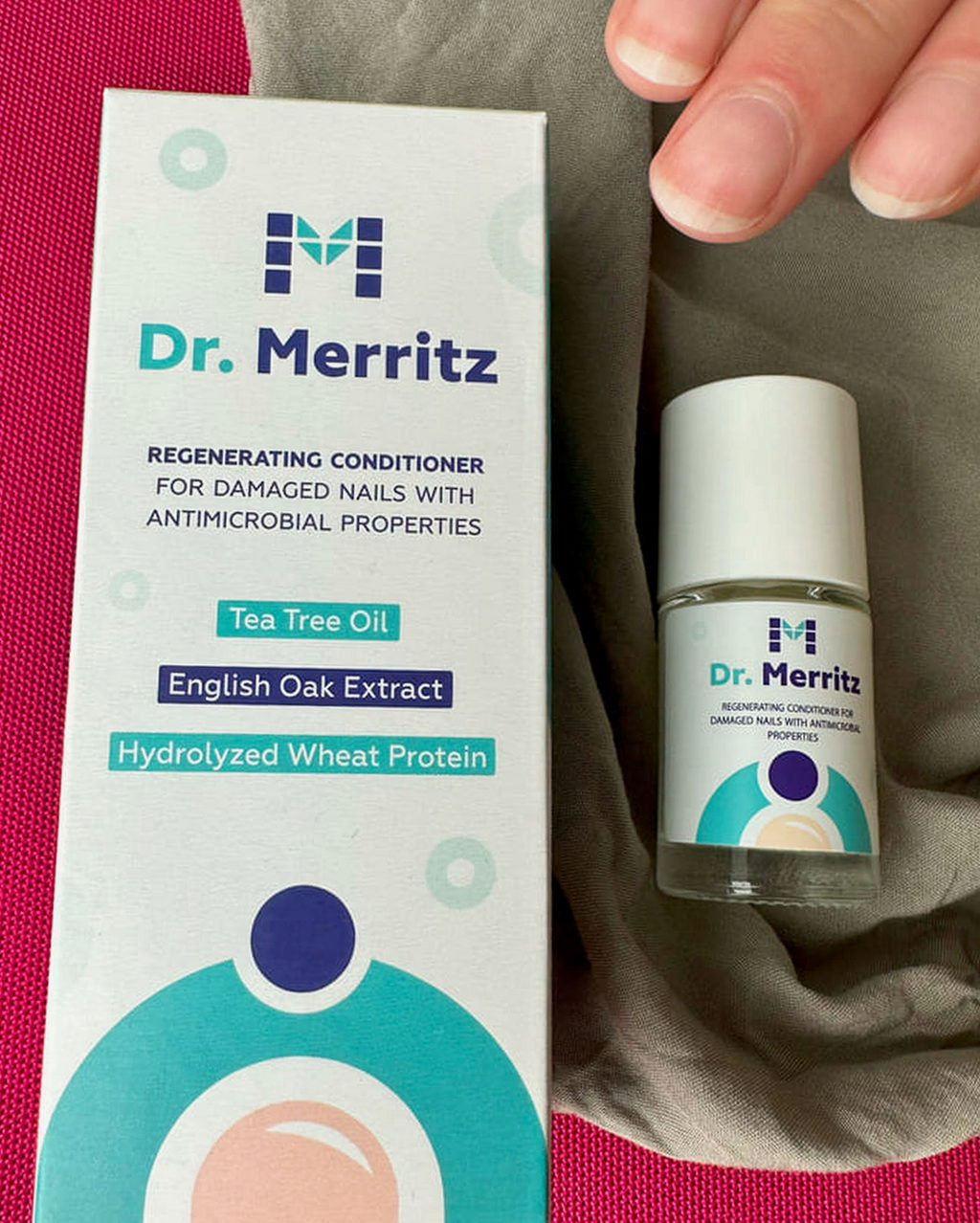 Opakowanie Dr. Merritz, buteleczka i dłoń z naturalnymi paznokciami